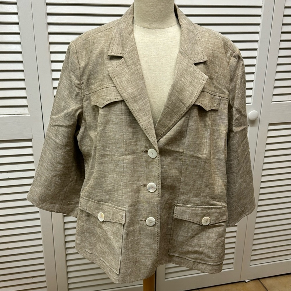 DressBarn Woman Linen Blazer with Pretty Buttons Size 22W